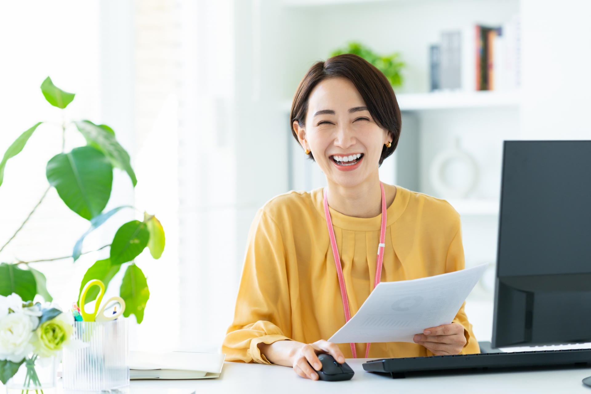 パソコンで仕事する女性